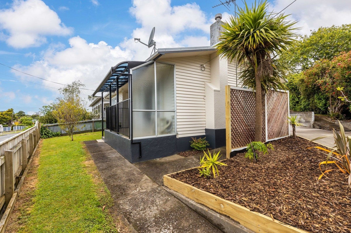 217 Tukapa Street, Westown, New Plymouth - Carousel 1