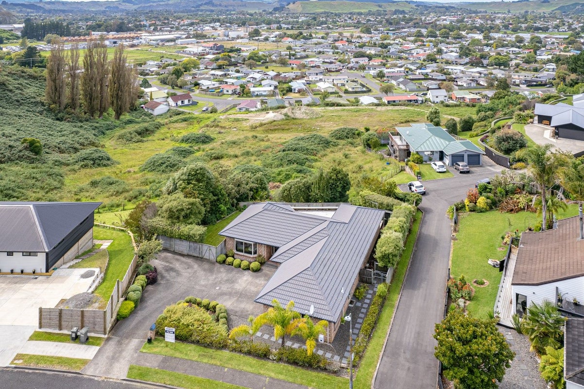 64 Parkdale Drive, Aramoho, Whanganui - Carousel 1