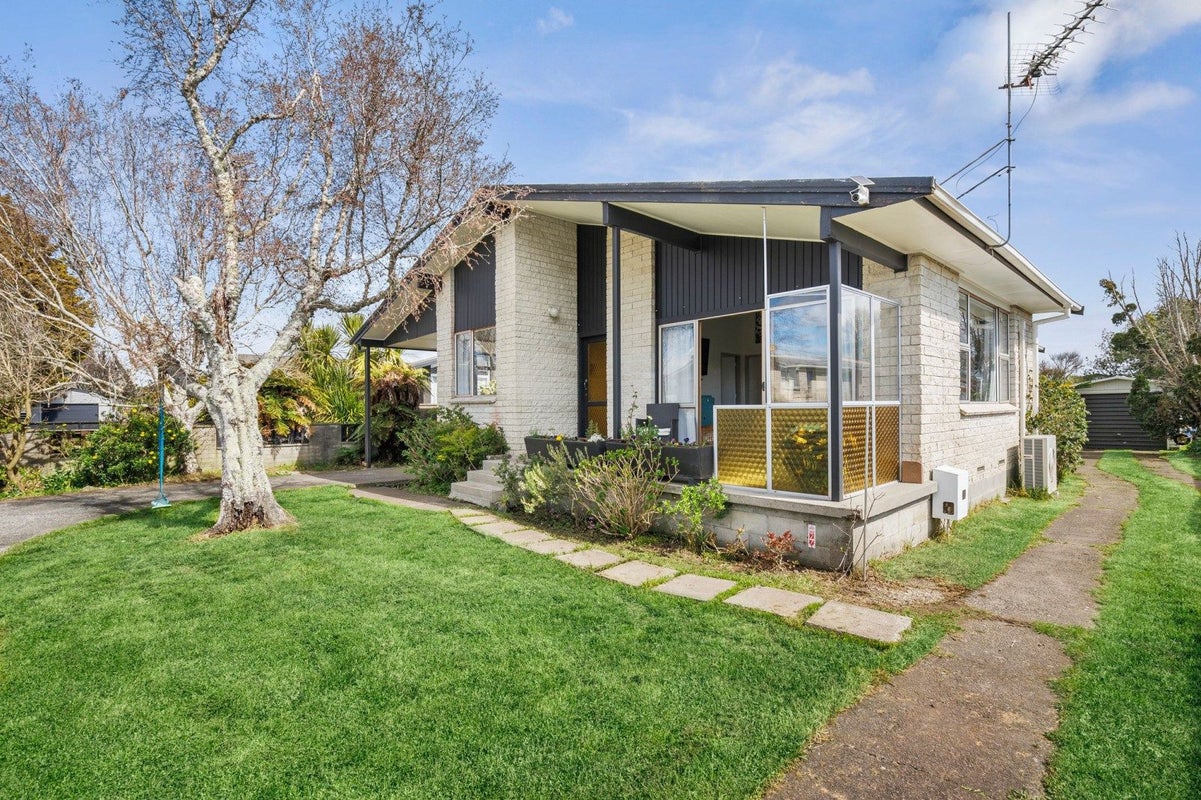 13 Marion Place, Deanwell, Hamilton, Waikato - Carousel 1