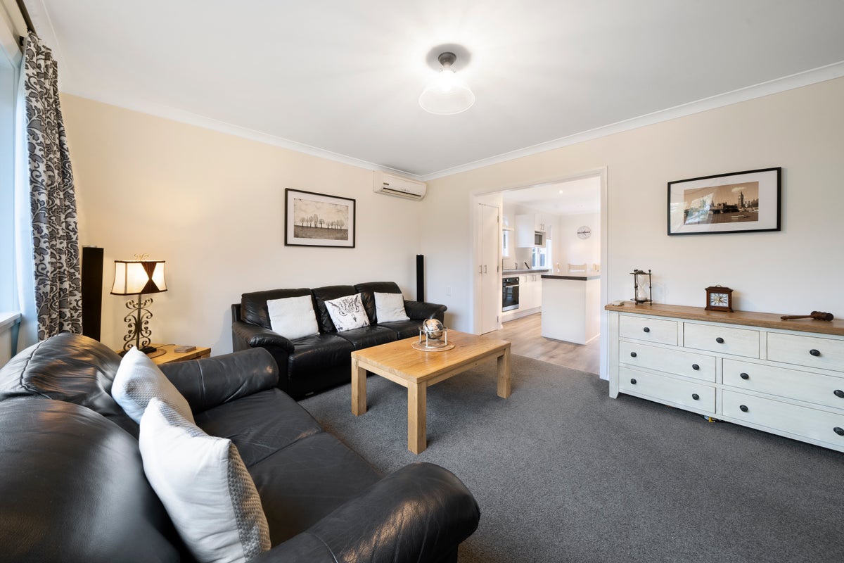 16 Homedale Road, Wainuiomata, Lower Hutt - Carousel 2