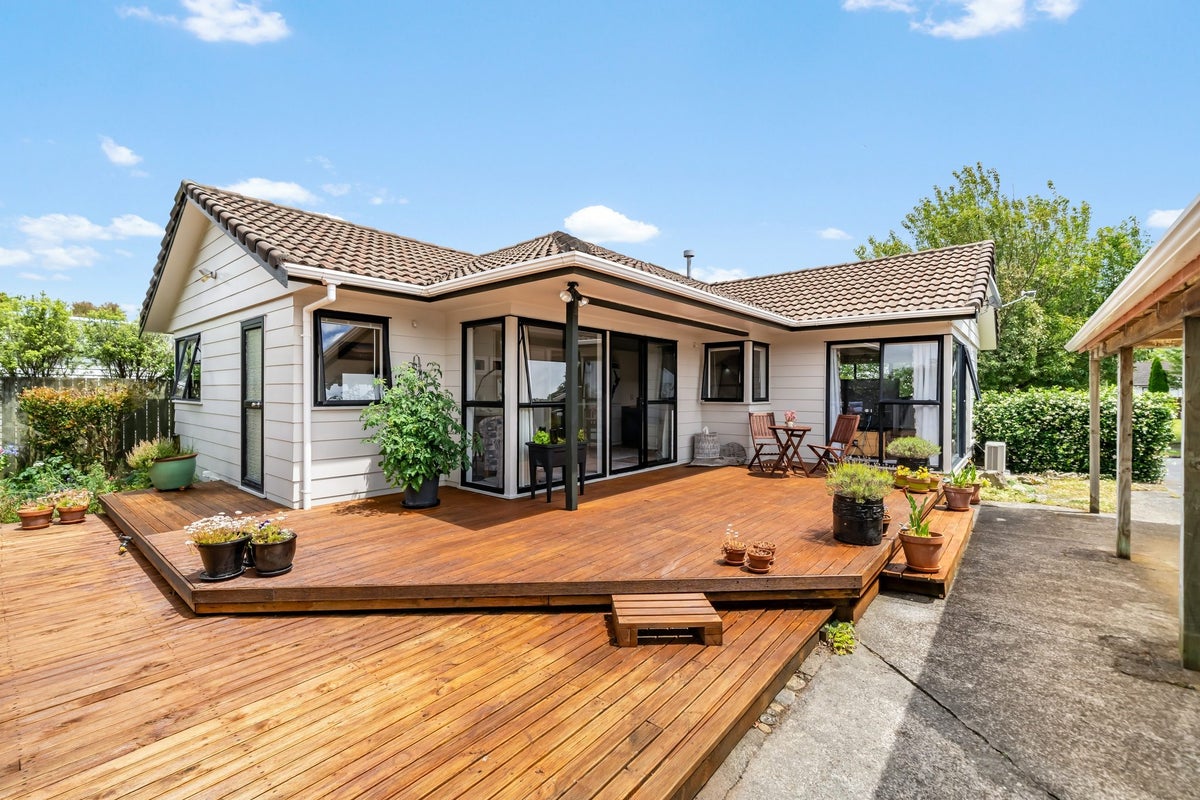 30 Delaware Grove, Totara Park, Upper Hutt - Carousel 1