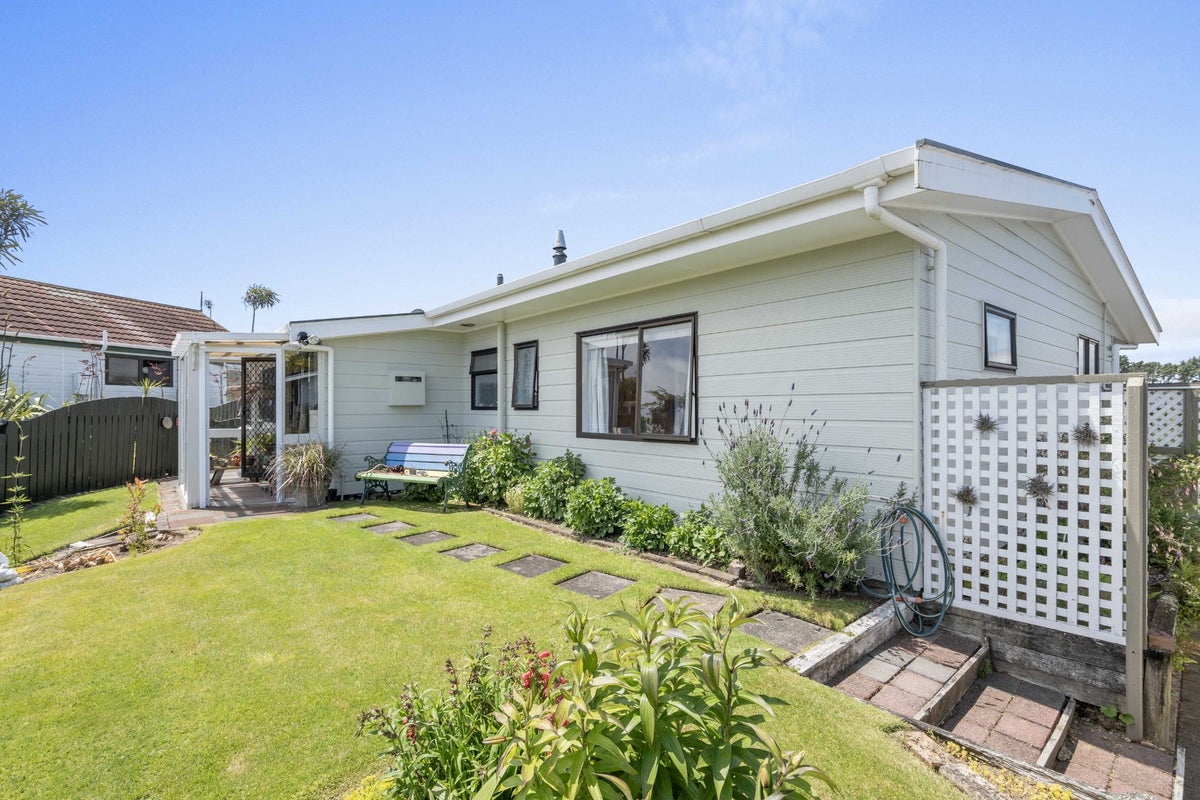 5C Lindaver Grove, Merrilands, New Plymouth - Carousel 1
