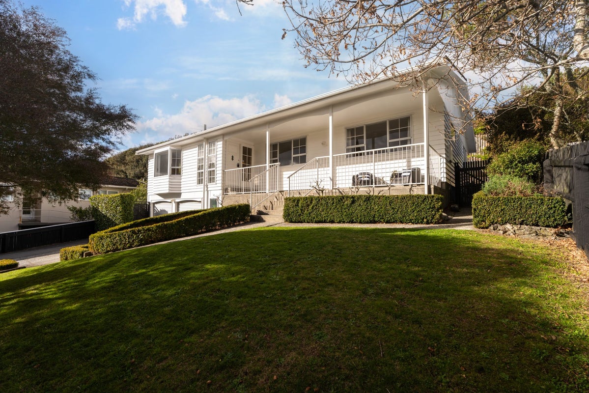 3 Waterford Drive, Churton Park, Wellington - Carousel 1