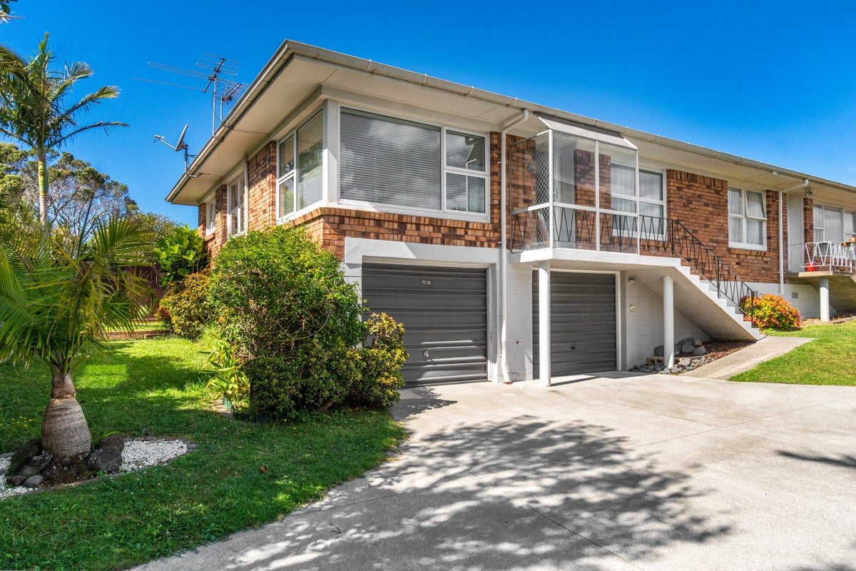3/3 Marsh Avenue, Forrest Hill, Auckland - Carousel 2