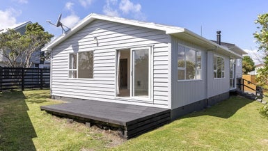 5 Cheyne Walk, Newlands, Wellington - Carousel 1