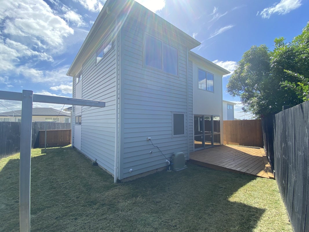 24C Sabot Place, Massey, Auckland - Carousel 5