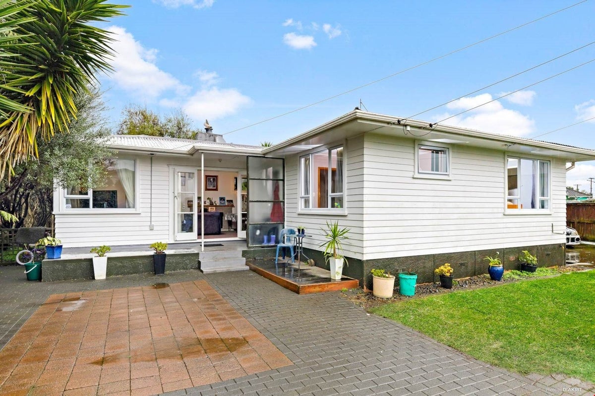4 Mountbatten Place, Papakura, Papakura - Carousel 2