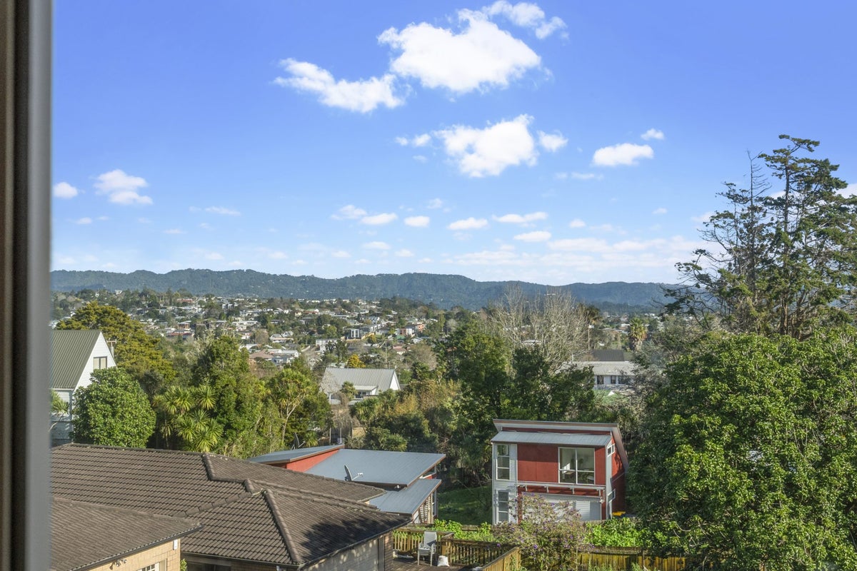 10 Savoy Road, Glen Eden, Auckland - Carousel 2