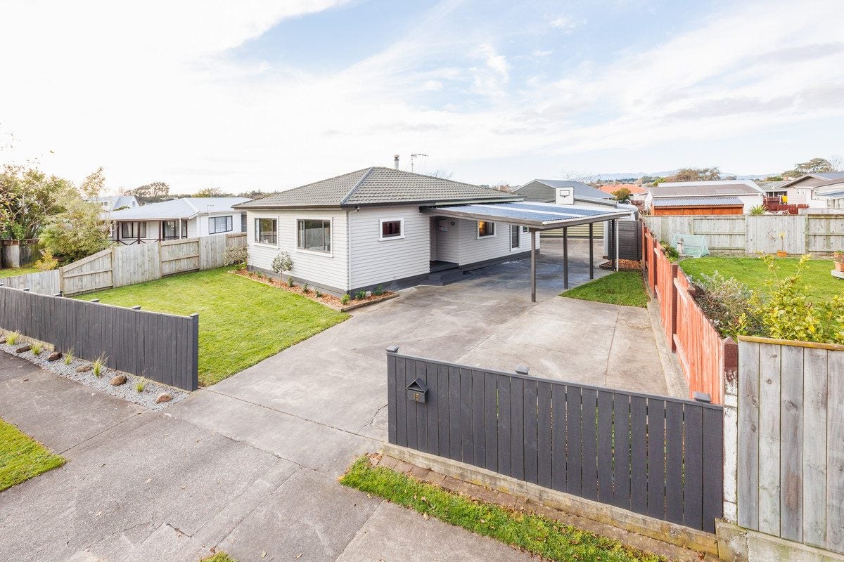 15 Suzanne Grove, Kelvin Grove, Palmerston North - Carousel 1