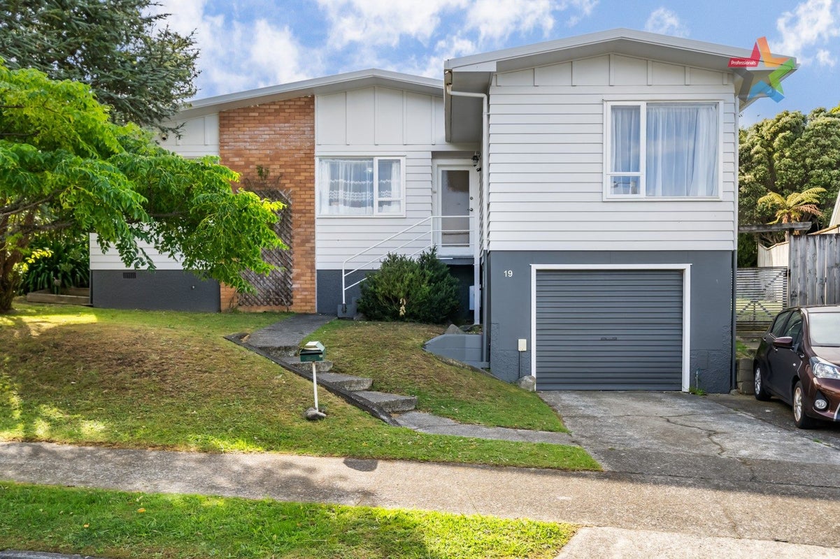19 Christchurch Crescent, Kelson, Lower Hutt - Carousel 1