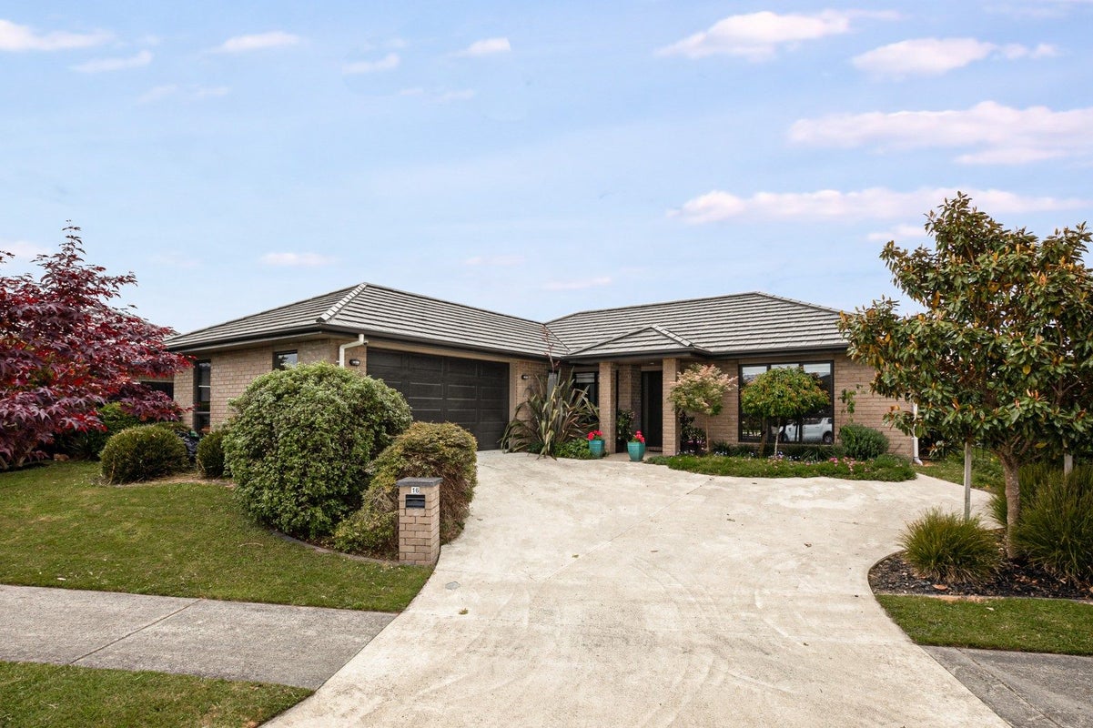 16 Trauzer Place, Flagstaff, Hamilton - Carousel 1