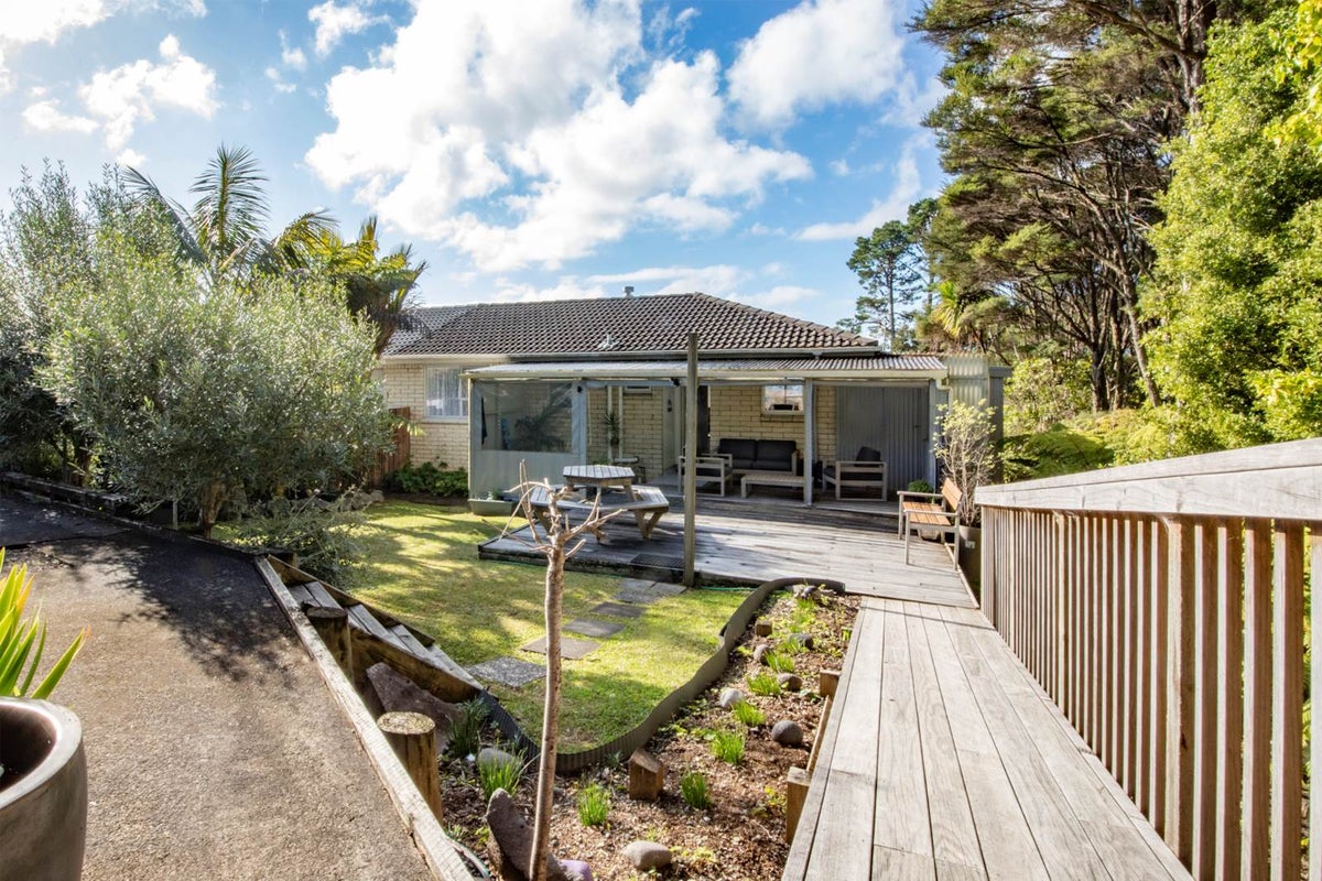 2/52 Staincross Street, Green Bay, Auckland - Carousel 2