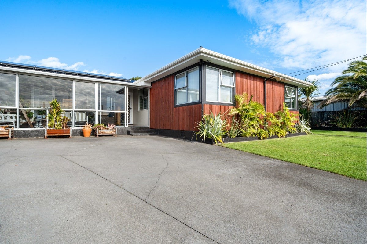 33E Sanders Avenue, Westown, New Plymouth - Carousel 1