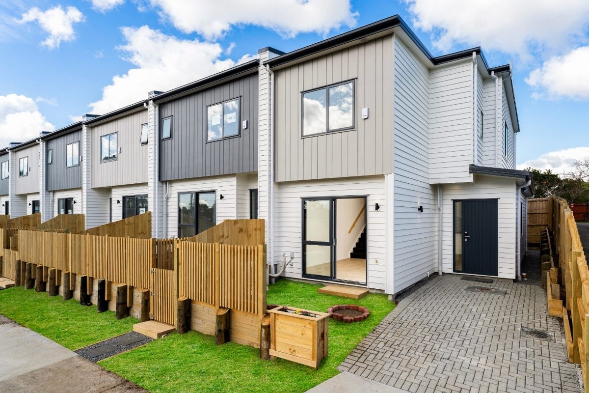 2E Clutha Crescent, Clover Park, Auckland - Carousel 1