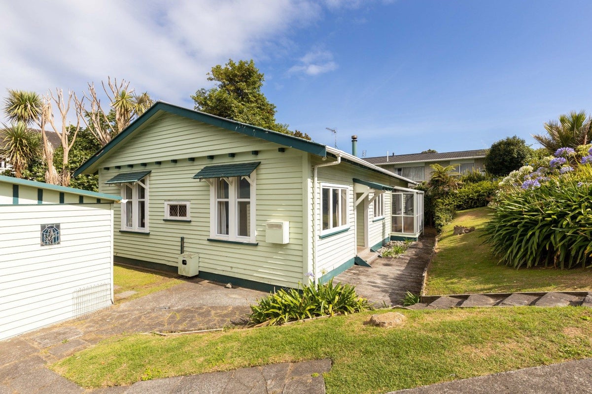 6 Calvert Road, Moturoa, New Plymouth - Carousel 1