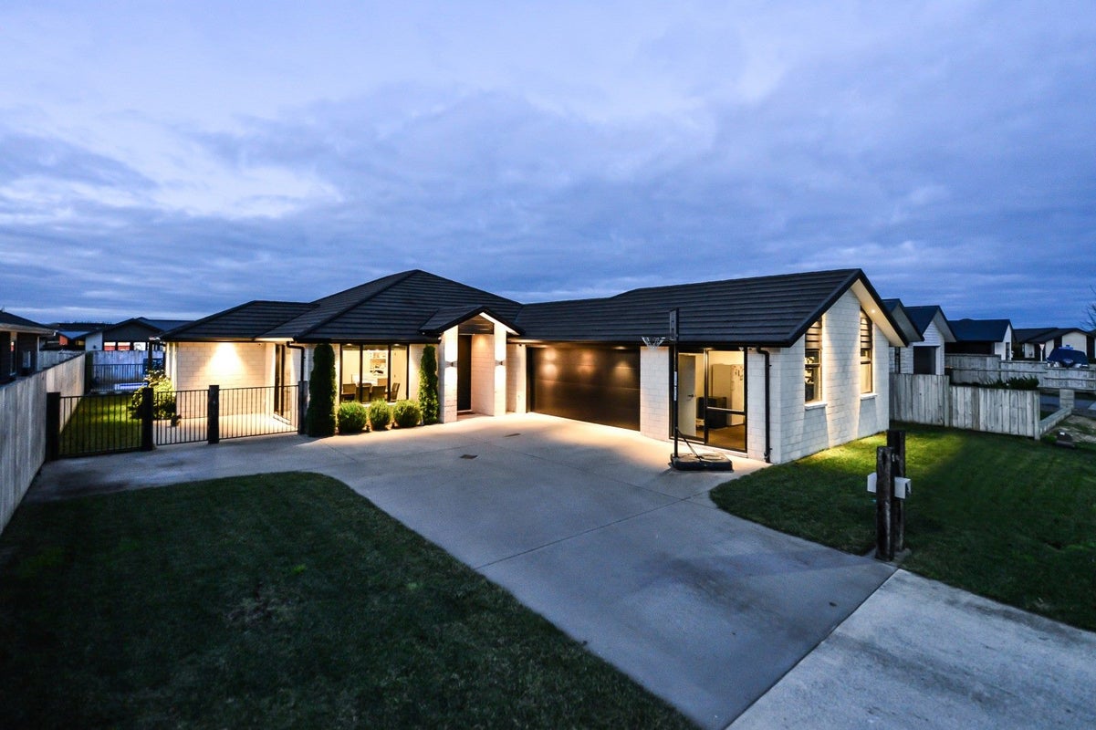 6 Helen June Avenue, Flagstaff, Hamilton - Carousel 1