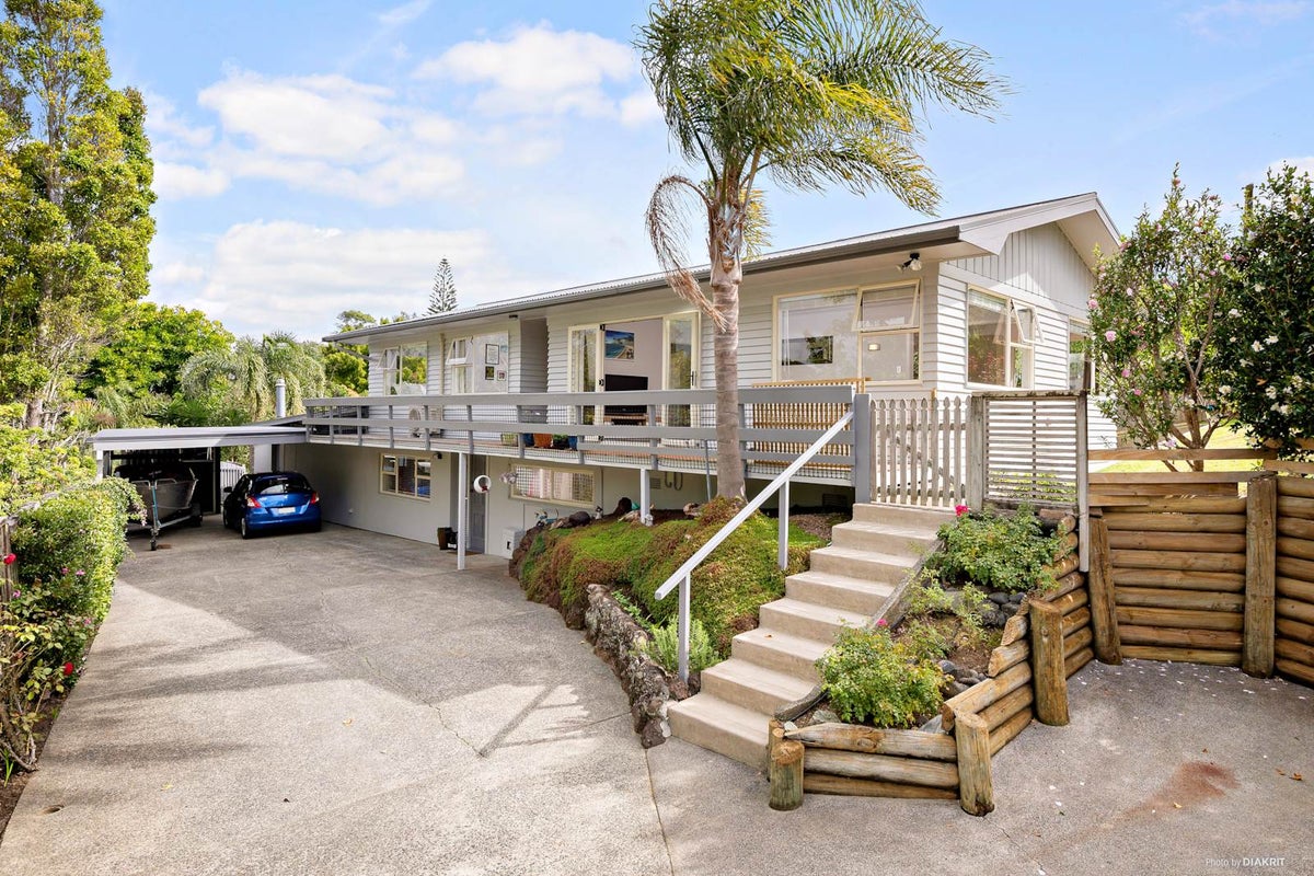 81A Beach Road, Mellons Bay, Auckland - Carousel 2