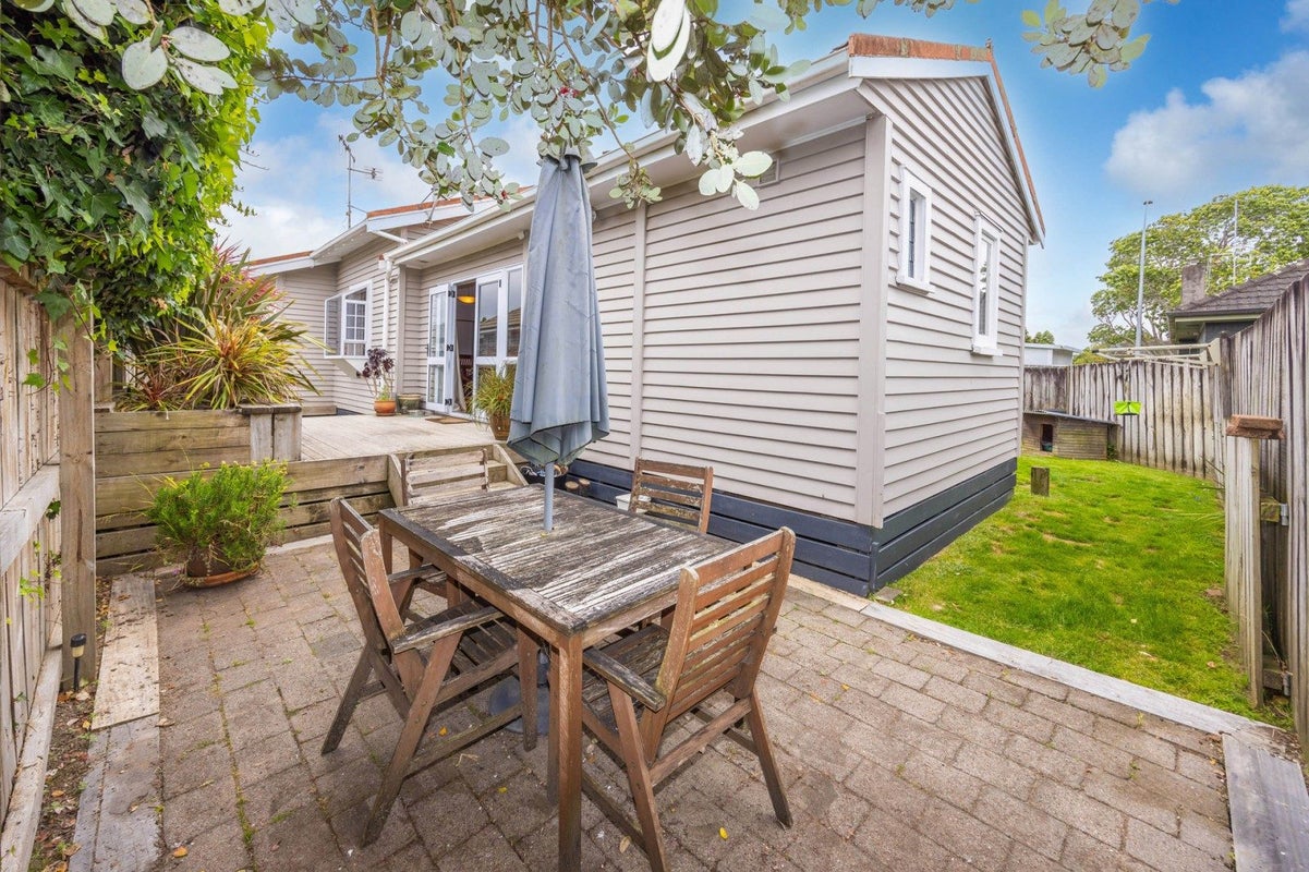 54 Haultain Street, Fairfield, Hamilton - Carousel 2