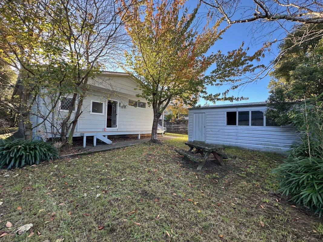 20 Churchill Crescent, Featherston - Carousel 1