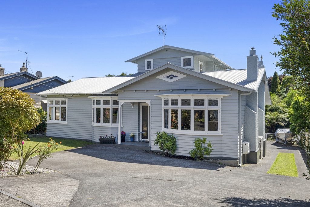 47 Waiwaka Terrace, Strandon, New Plymouth - Carousel 1