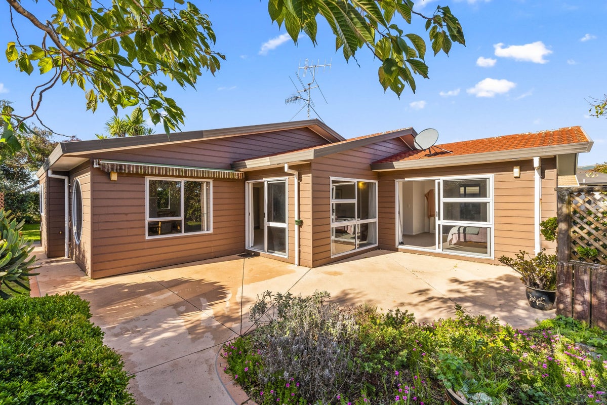 10 Cedar Drive, Paraparaumu Beach, Paraparaumu - Carousel 1