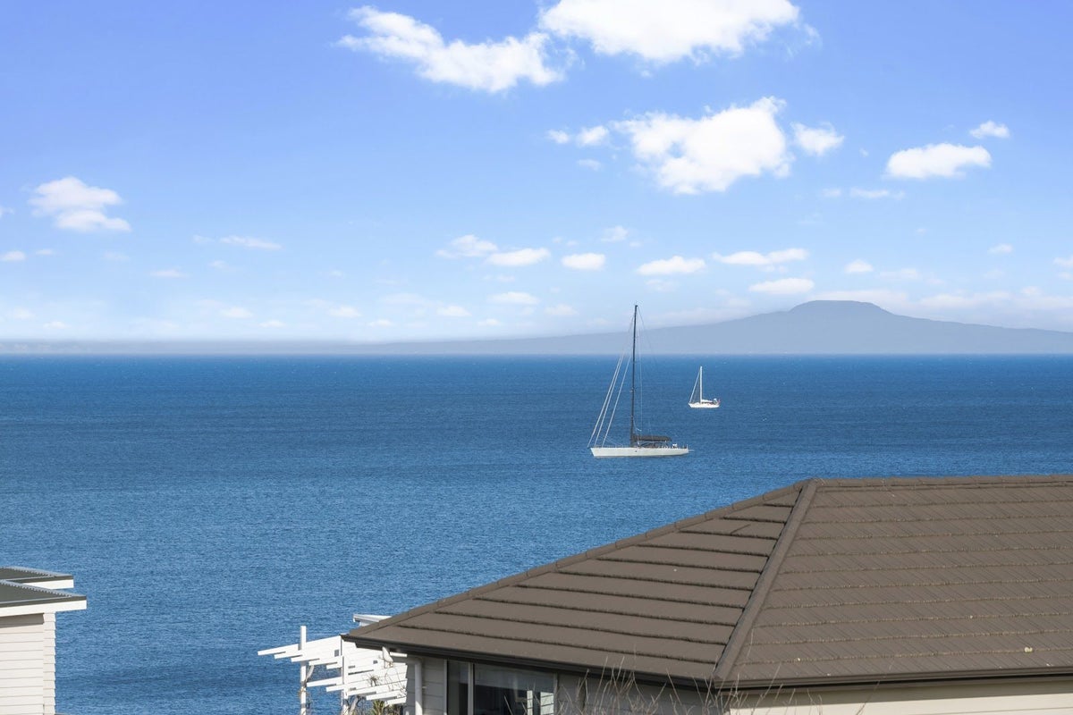 1055 Whangaparaoa Road, Tindalls Beach, Whangaparaoa - Carousel 2