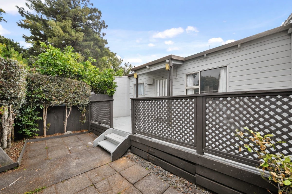 2/25A Vine Street, Mangere East, Auckland - Carousel 1