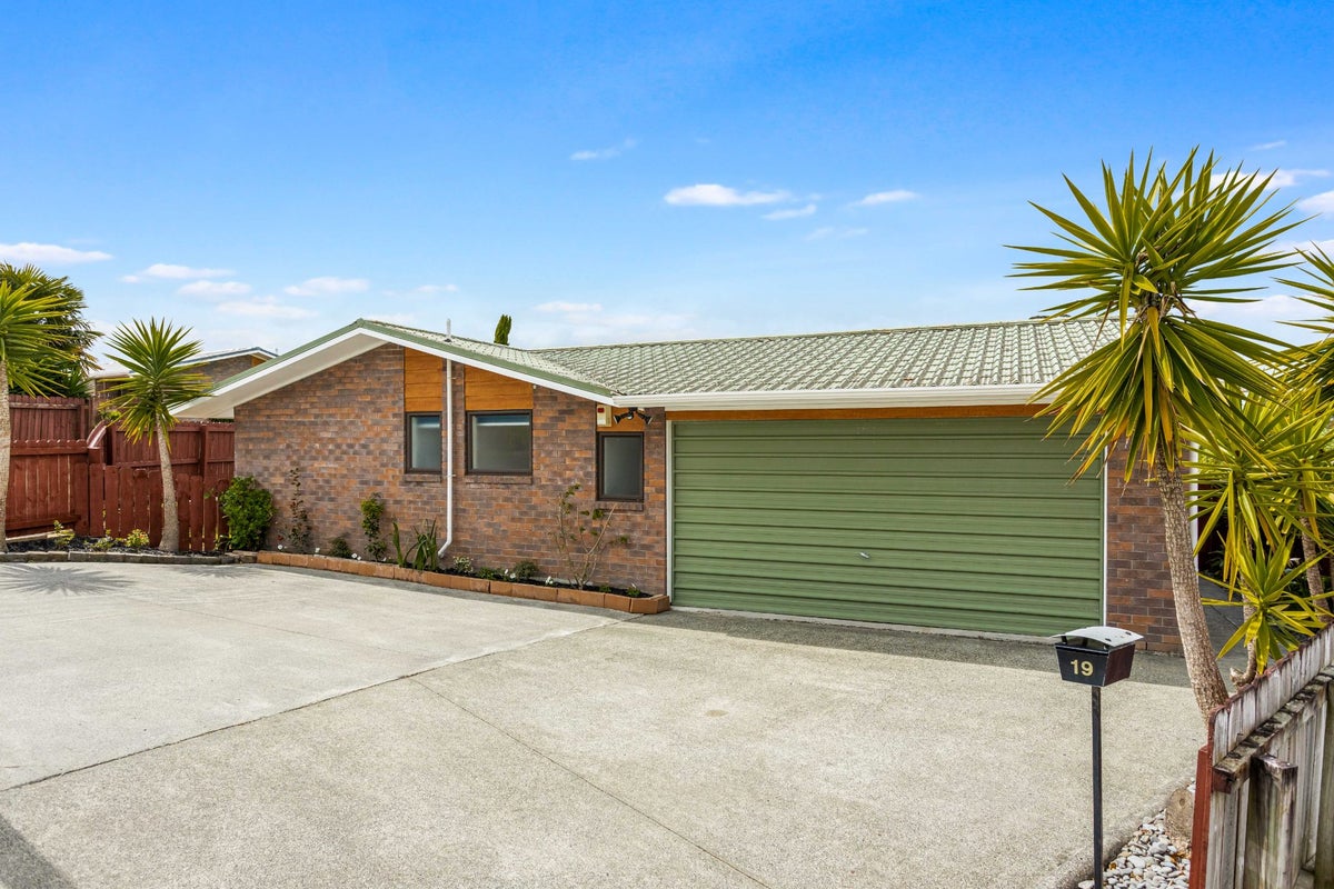19 Muriel Place, Ranui, Auckland - Carousel 1