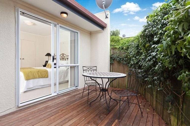 2/11 THURSTON Place, Half Moon Bay, Auckland - Carousel 11