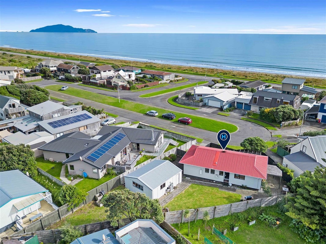 9A Scott Avenue, Otaki Beach, Otaki - Carousel 1