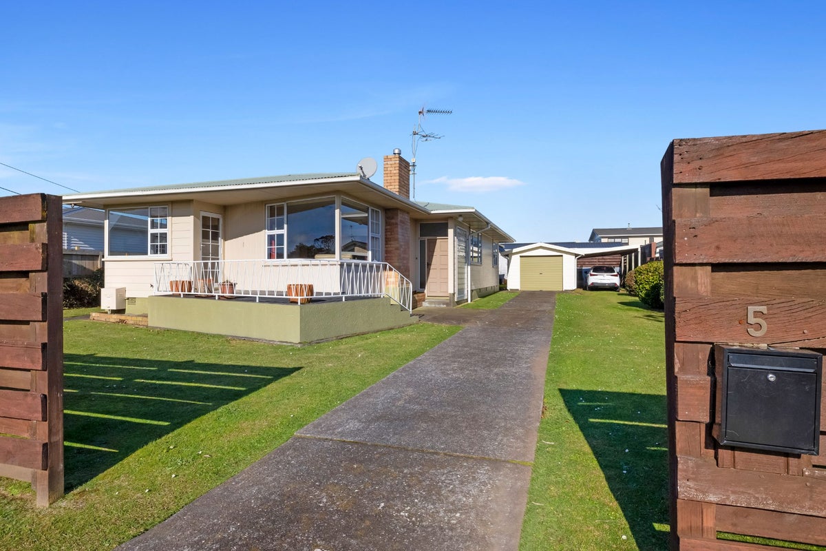 5 Smith Road, Merrilands, New Plymouth - Carousel 23