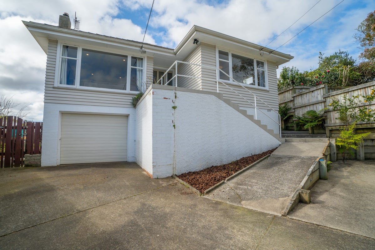 10A Larsen Crescent, Tawa, Wellington - Carousel 1