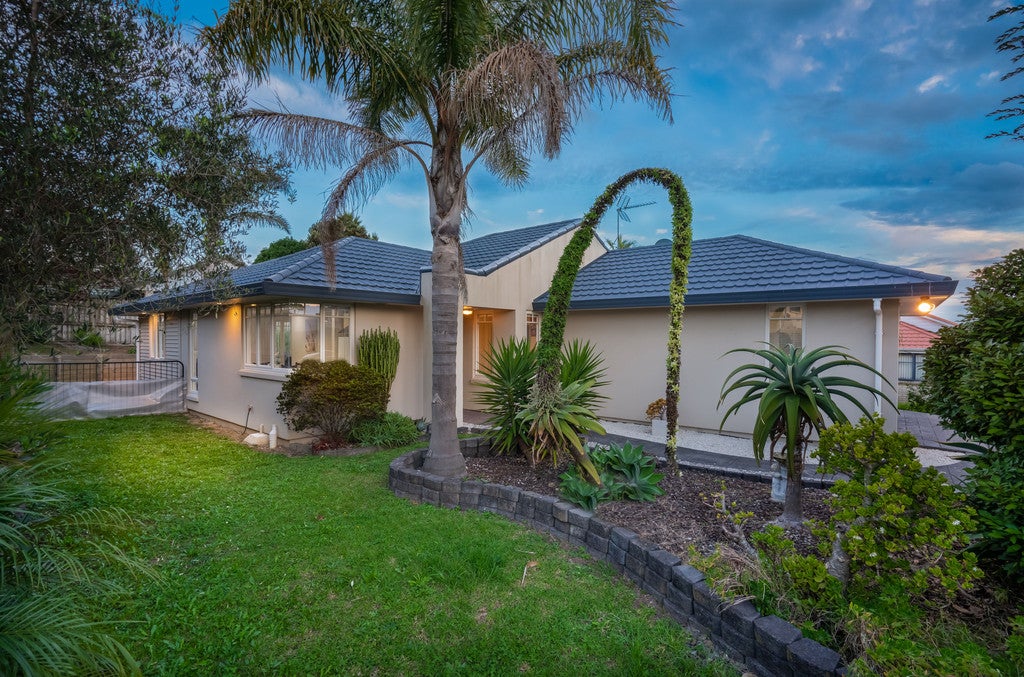 26 Bellville Drive, Clendon Park, Auckland - Carousel 1