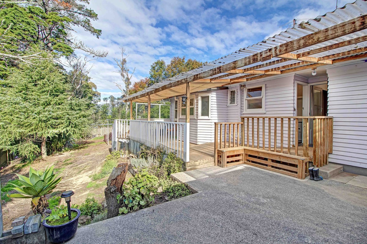 49 Totaravale Drive, Totara Vale, Auckland - Carousel 1