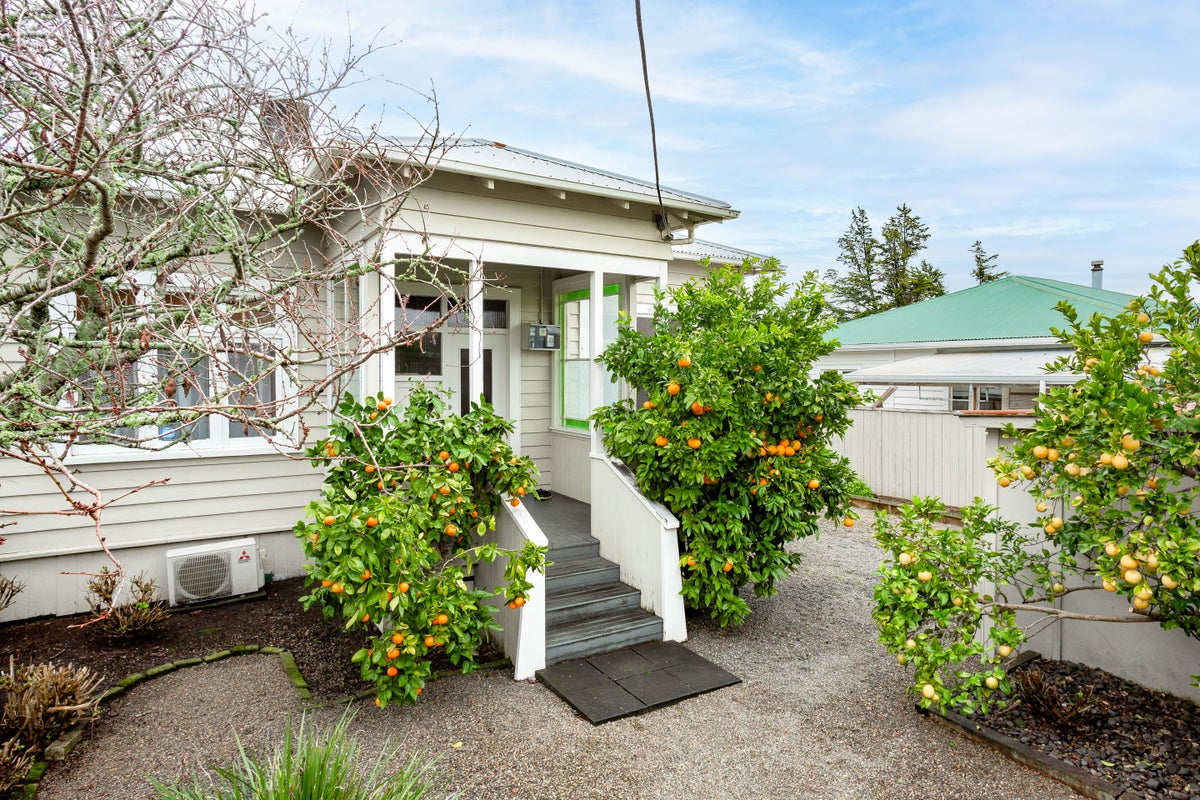 37 Irvine Street, Frankton, Hamilton - Carousel 2