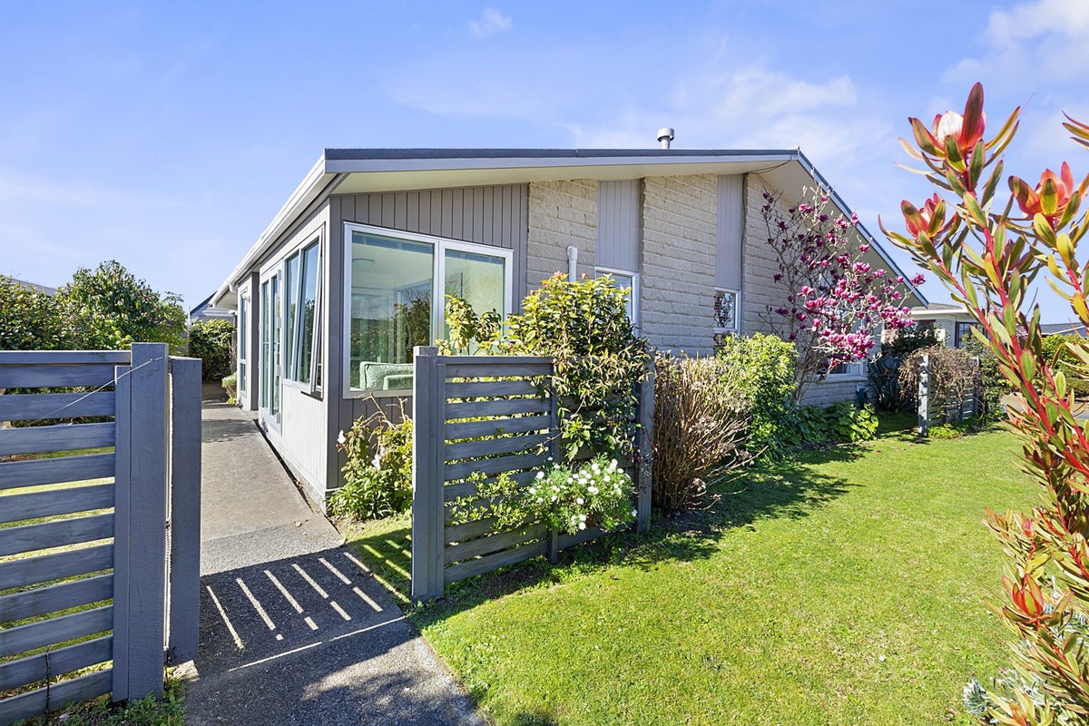 13 John Guthrie Place, Merrilands, New Plymouth - Carousel 1