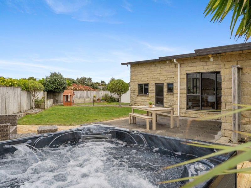 11 Te Ropata Place, Waikanae Beach, Waikanae - Carousel 1