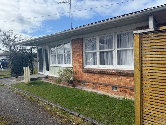 1143 Heaphy Terrace, Fairfield, Hamilton - Carousel 1