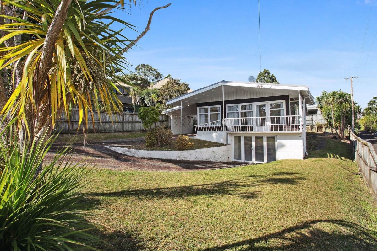 1/88 Island Bay Road, Beach Haven, Auckland - Carousel 1