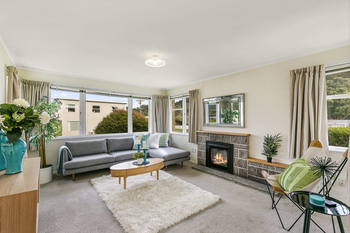 20 Franklyn Road, Tawa, Wellington - Carousel 1