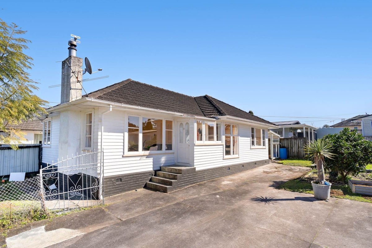 8 Devon Street, Te Atatu South, Auckland - Carousel 1