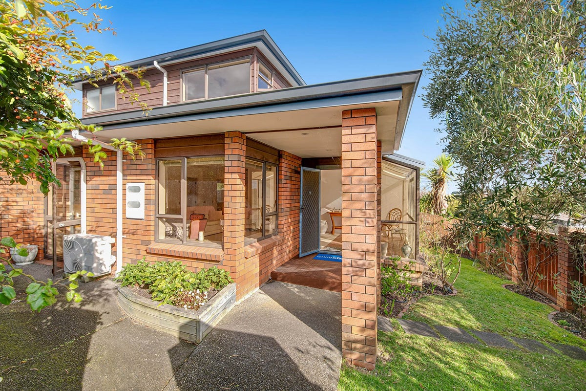 2/32A Howard Road, Northcote, Auckland - Carousel 1