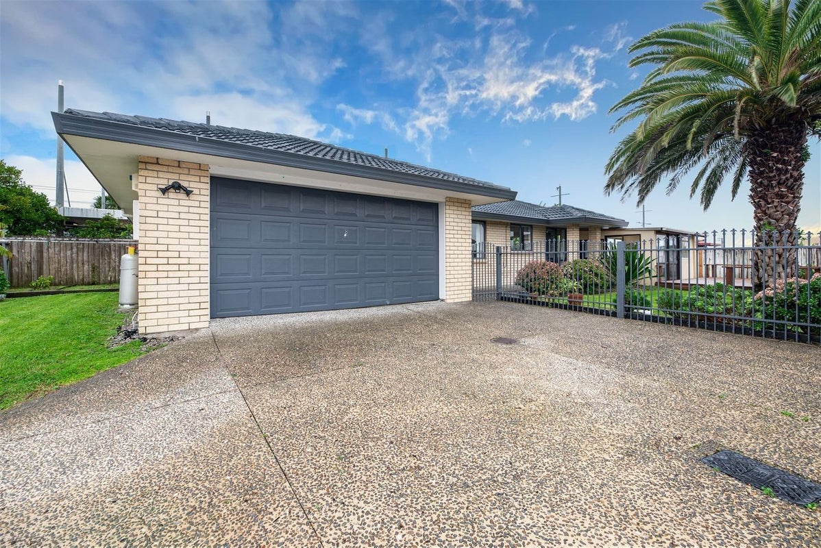 8/72 Swanson Road, Henderson, Auckland - Carousel 1