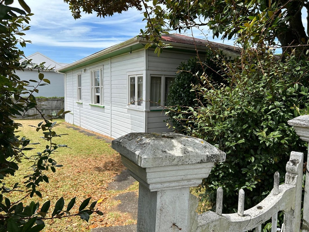4 Fairfax Avenue, Northcote, Auckland - Carousel 1