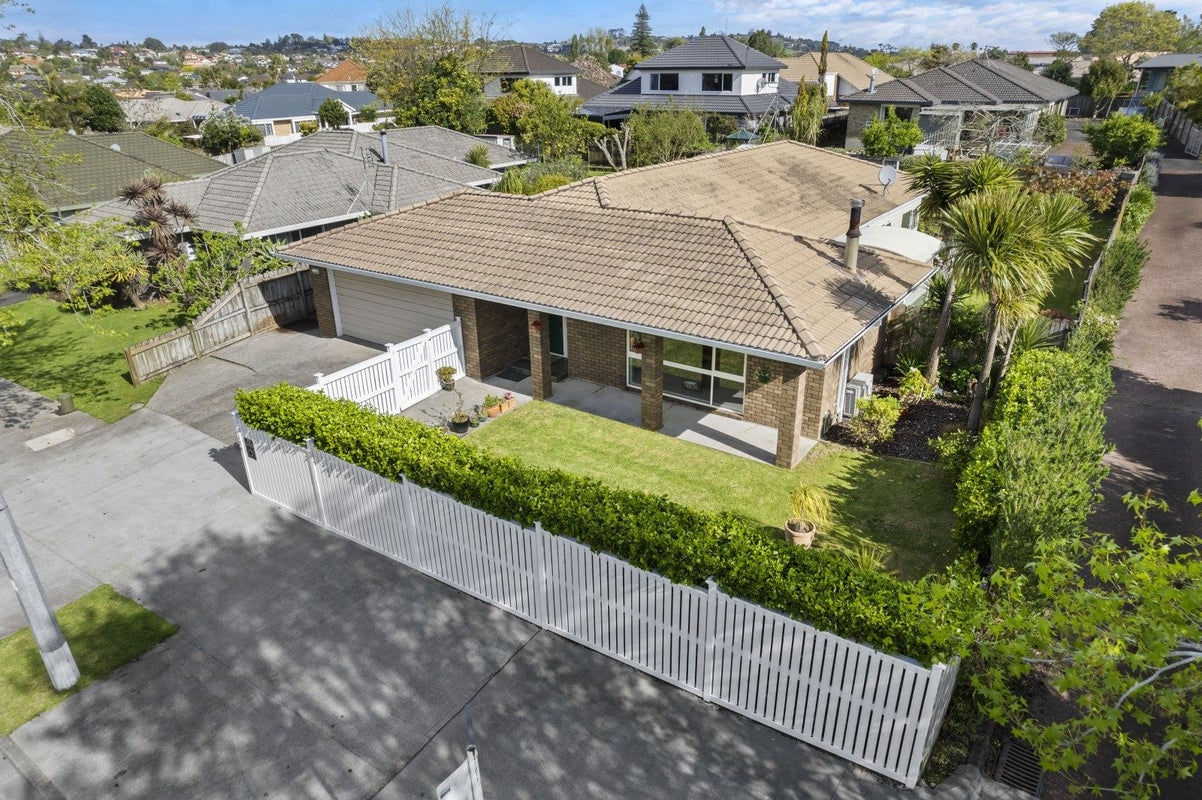 176 Millhouse Drive, Golflands, Auckland - Carousel 1