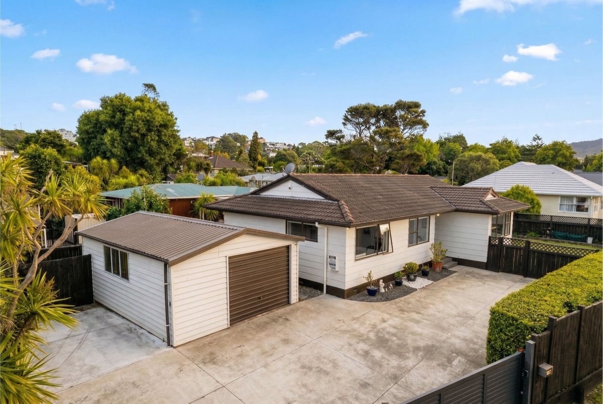 121 Godley Road, Green Bay, Auckland - Carousel 1