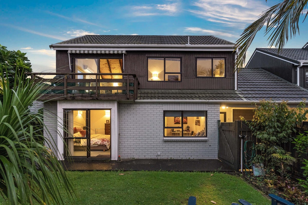 1/42 Shackleton Road, Mount Eden, Auckland - Carousel 1