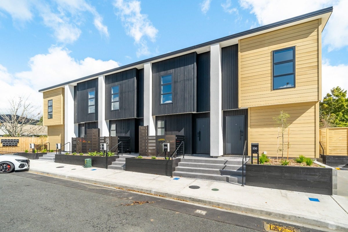 3/240 Stokes Valley Road, Stokes Valley, Lower Hutt - Carousel 1