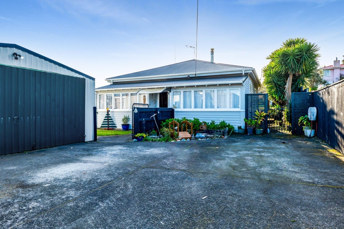 78 Ngamotu Road, Spotswood, New Plymouth - Carousel 1