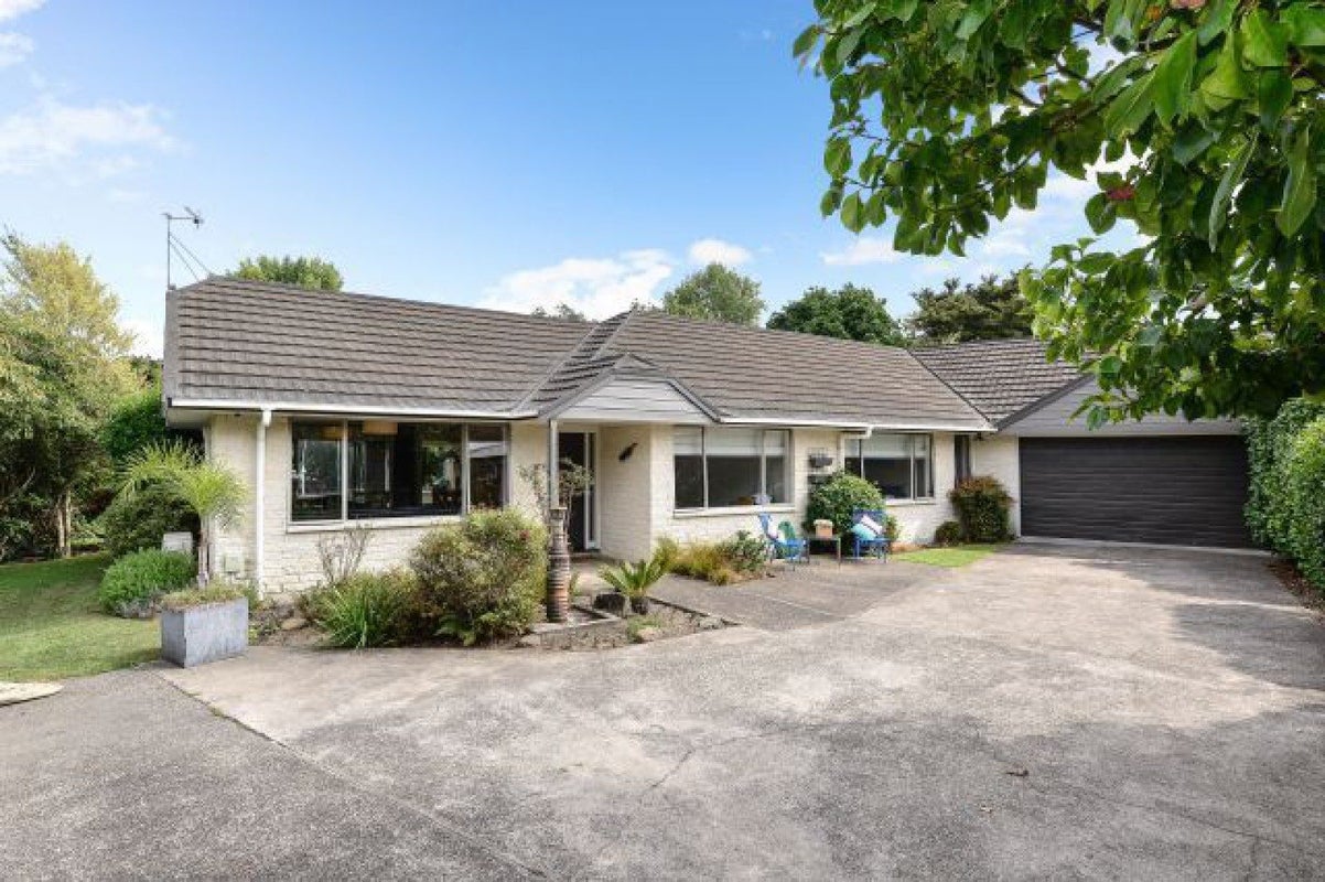 12 McLaren Place, Chedworth, Hamilton - Carousel 1